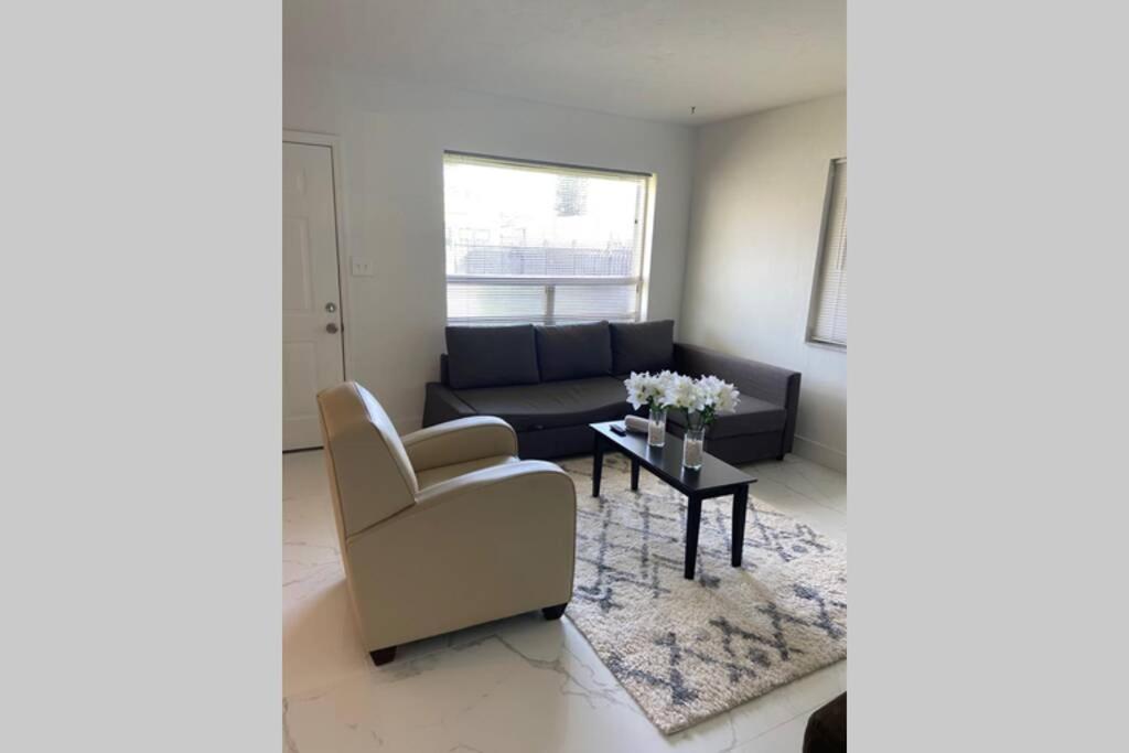 Gorgeous, central 3BR Retreat in Hallandale Beach